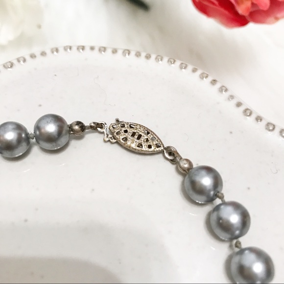 • Vintage • Grey Pearl Bracelet - Picture 4 of 6